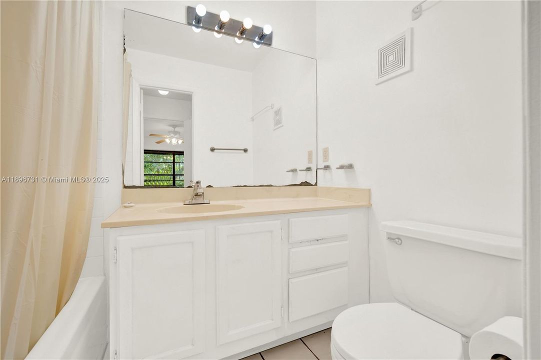 Под контрактом: $315,000 (2 спален, 2 ванн, 1310 Квадратных фут)