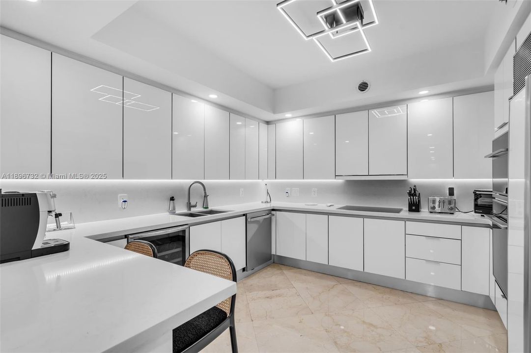 Recently Sold: $4,500,000 (3 beds, 3 baths, 2510 Square Feet)