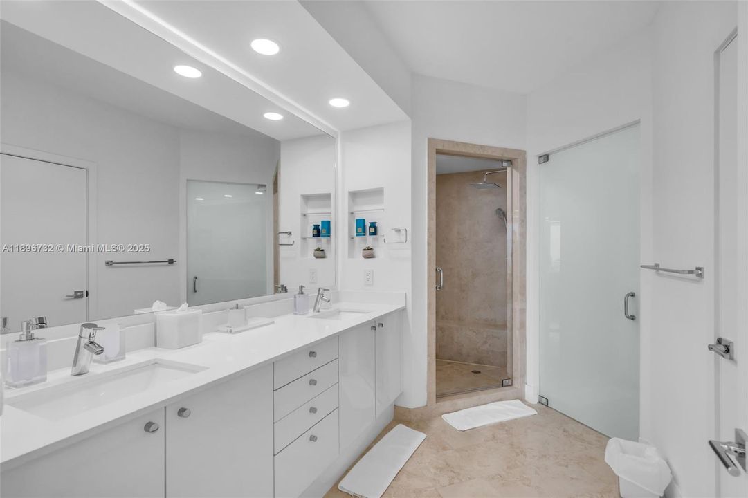 Recently Sold: $4,500,000 (3 beds, 3 baths, 2510 Square Feet)
