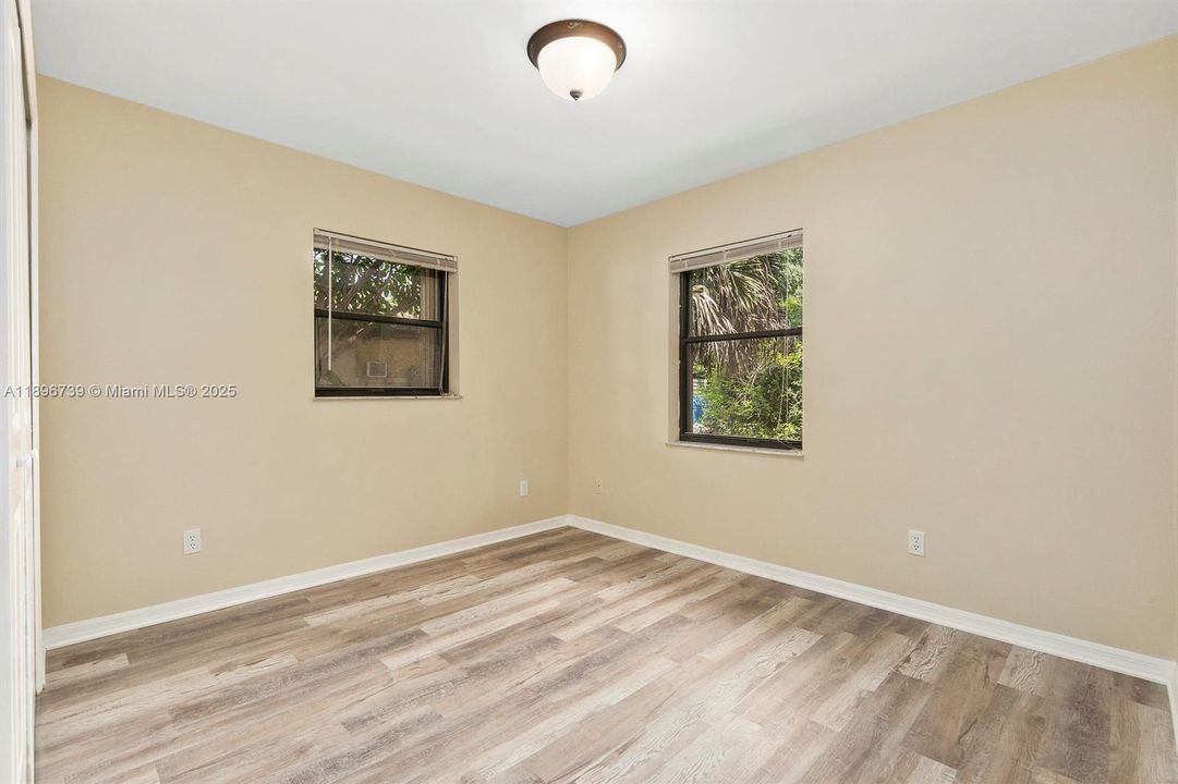 For Sale: $330,000 (2 beds, 1 baths, 864 Square Feet)