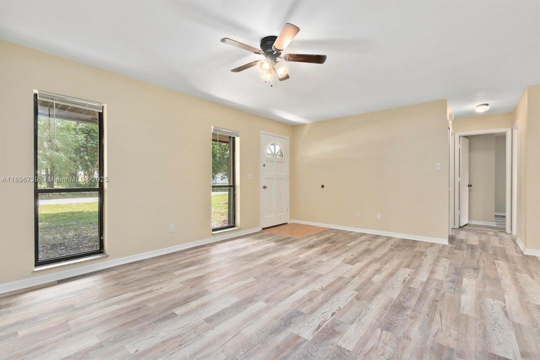 For Sale: $330,000 (2 beds, 1 baths, 864 Square Feet)