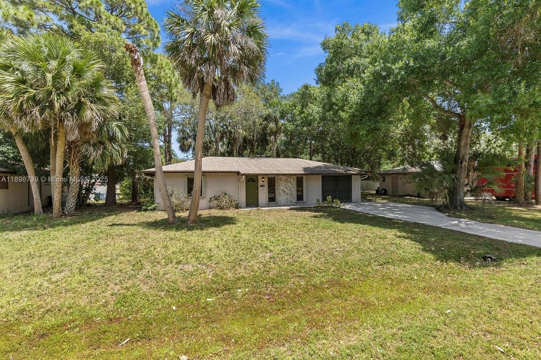 For Sale: $330,000 (2 beds, 1 baths, 864 Square Feet)