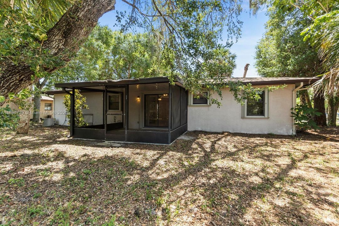 For Sale: $330,000 (2 beds, 1 baths, 864 Square Feet)