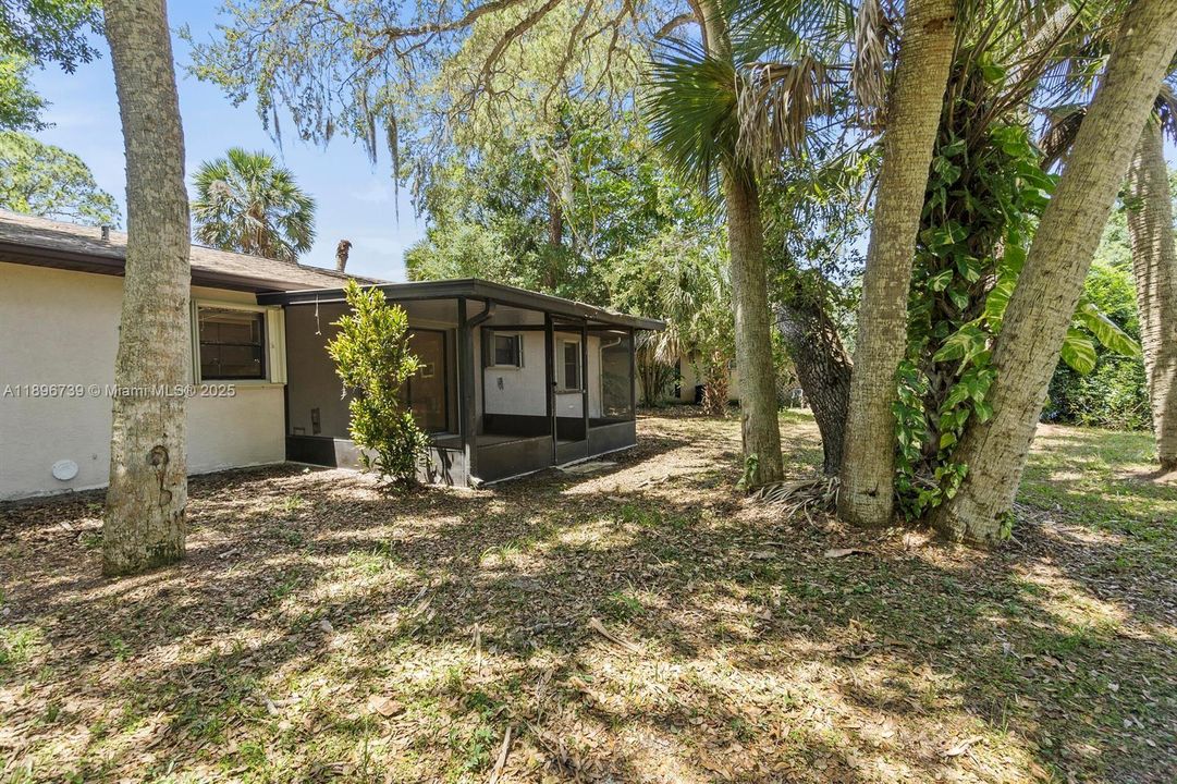 For Sale: $330,000 (2 beds, 1 baths, 864 Square Feet)