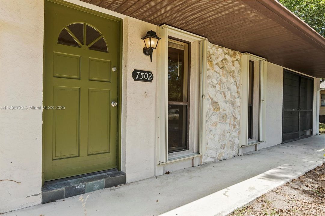 For Sale: $330,000 (2 beds, 1 baths, 864 Square Feet)