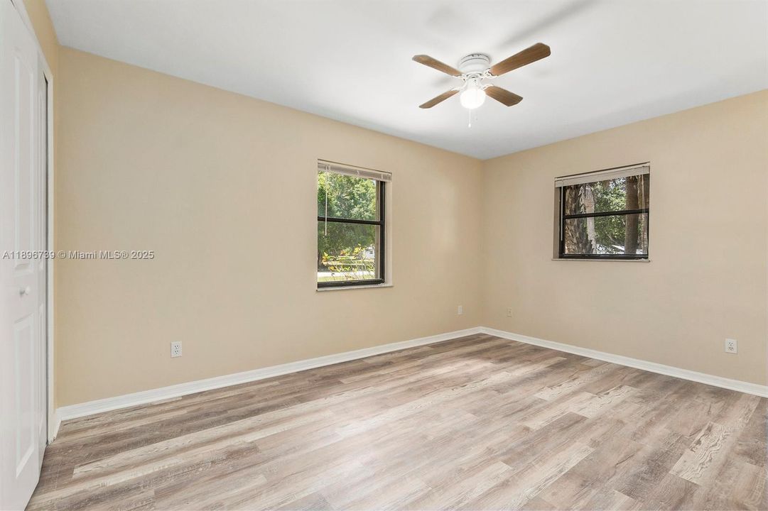 For Sale: $330,000 (2 beds, 1 baths, 864 Square Feet)
