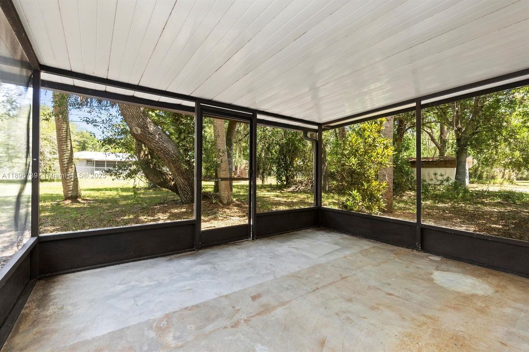 For Sale: $330,000 (2 beds, 1 baths, 864 Square Feet)