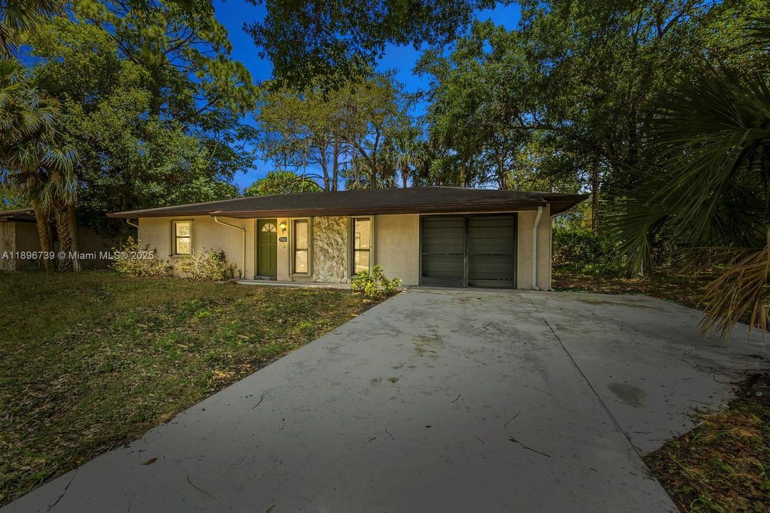 For Sale: $330,000 (2 beds, 1 baths, 864 Square Feet)