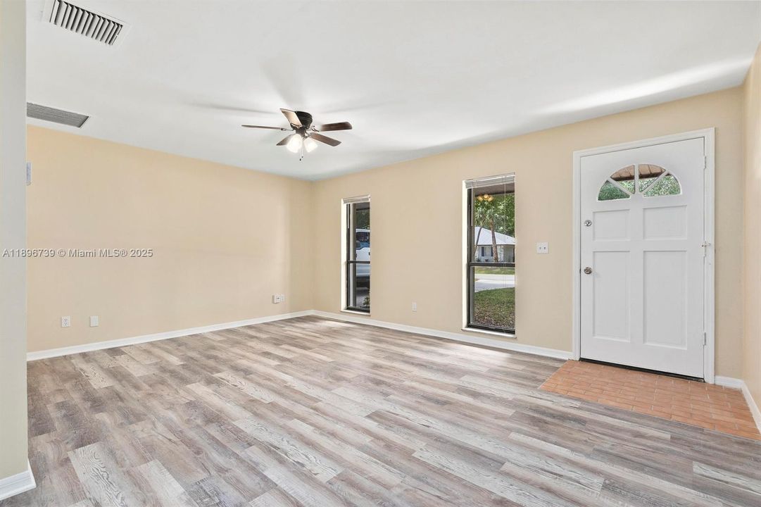 For Sale: $330,000 (2 beds, 1 baths, 864 Square Feet)