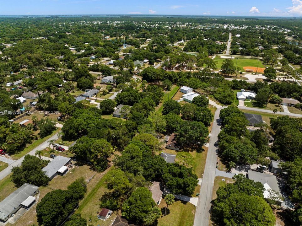 For Sale: $330,000 (2 beds, 1 baths, 864 Square Feet)