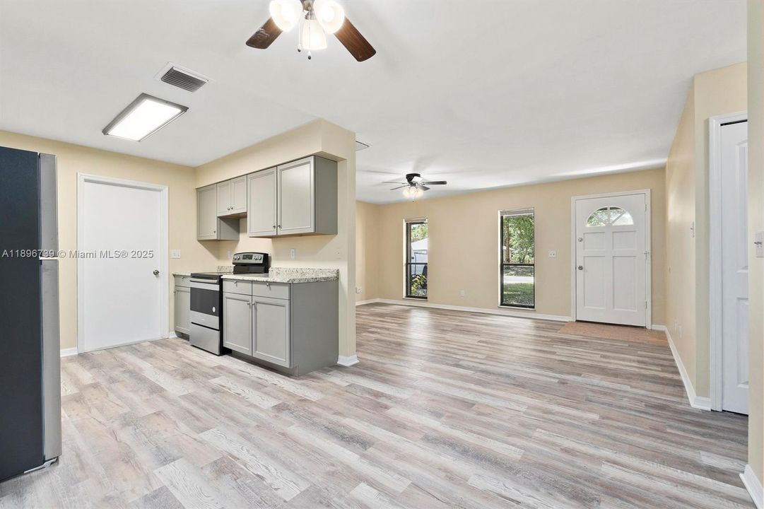 For Sale: $330,000 (2 beds, 1 baths, 864 Square Feet)