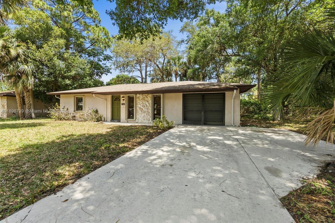 For Sale: $330,000 (2 beds, 1 baths, 864 Square Feet)