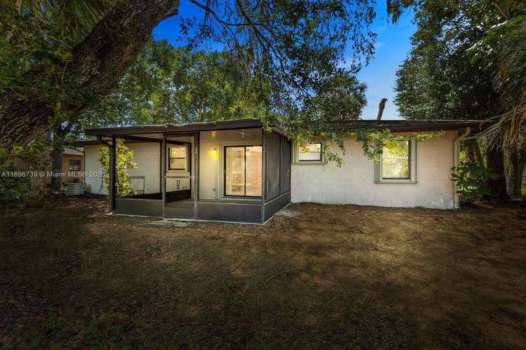 For Sale: $330,000 (2 beds, 1 baths, 864 Square Feet)