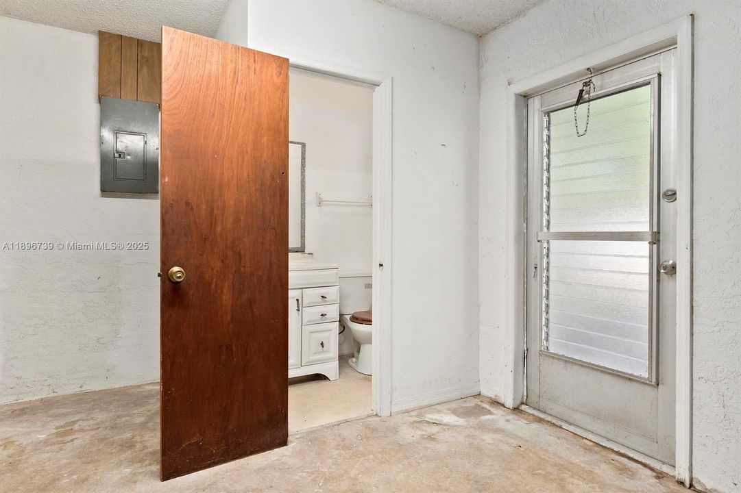 For Sale: $330,000 (2 beds, 1 baths, 864 Square Feet)