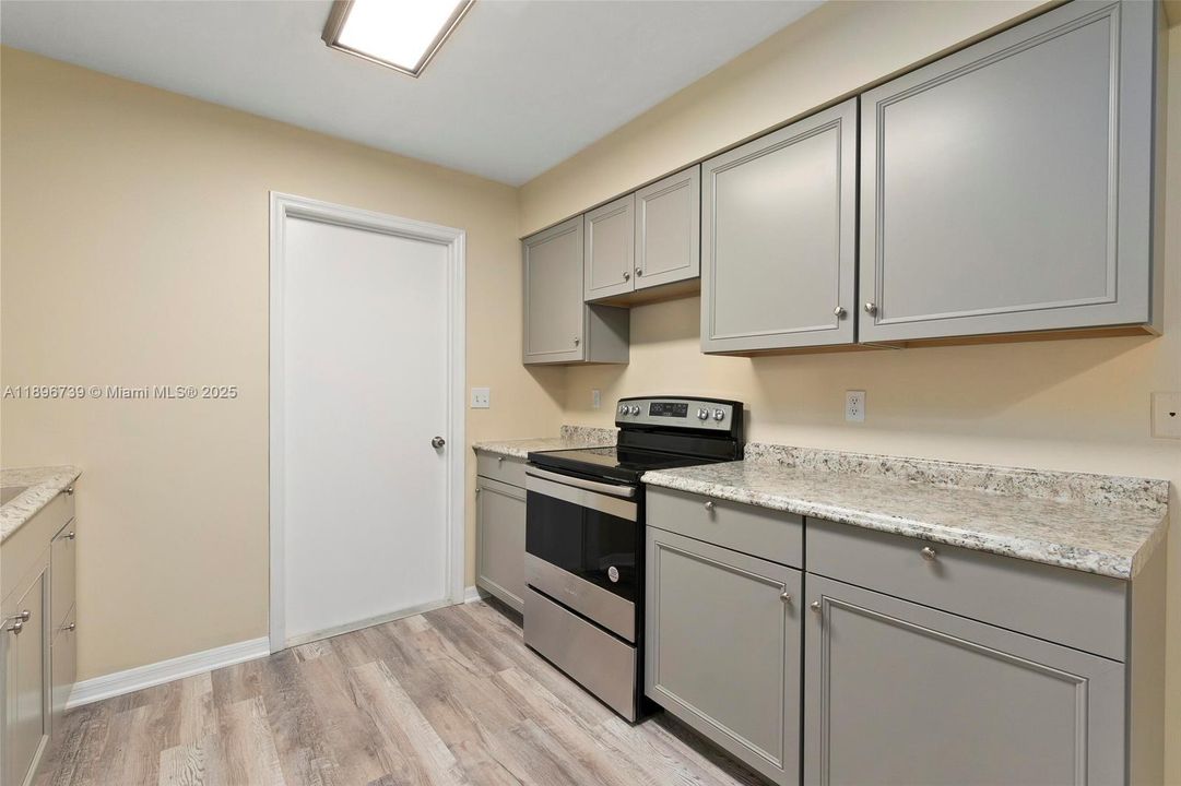 For Sale: $330,000 (2 beds, 1 baths, 864 Square Feet)