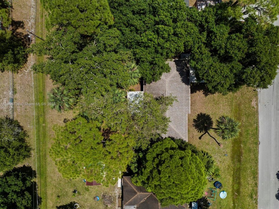 For Sale: $330,000 (2 beds, 1 baths, 864 Square Feet)