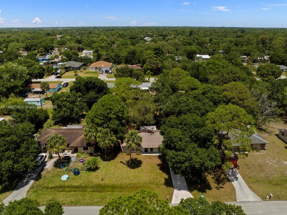 For Sale: $330,000 (2 beds, 1 baths, 864 Square Feet)