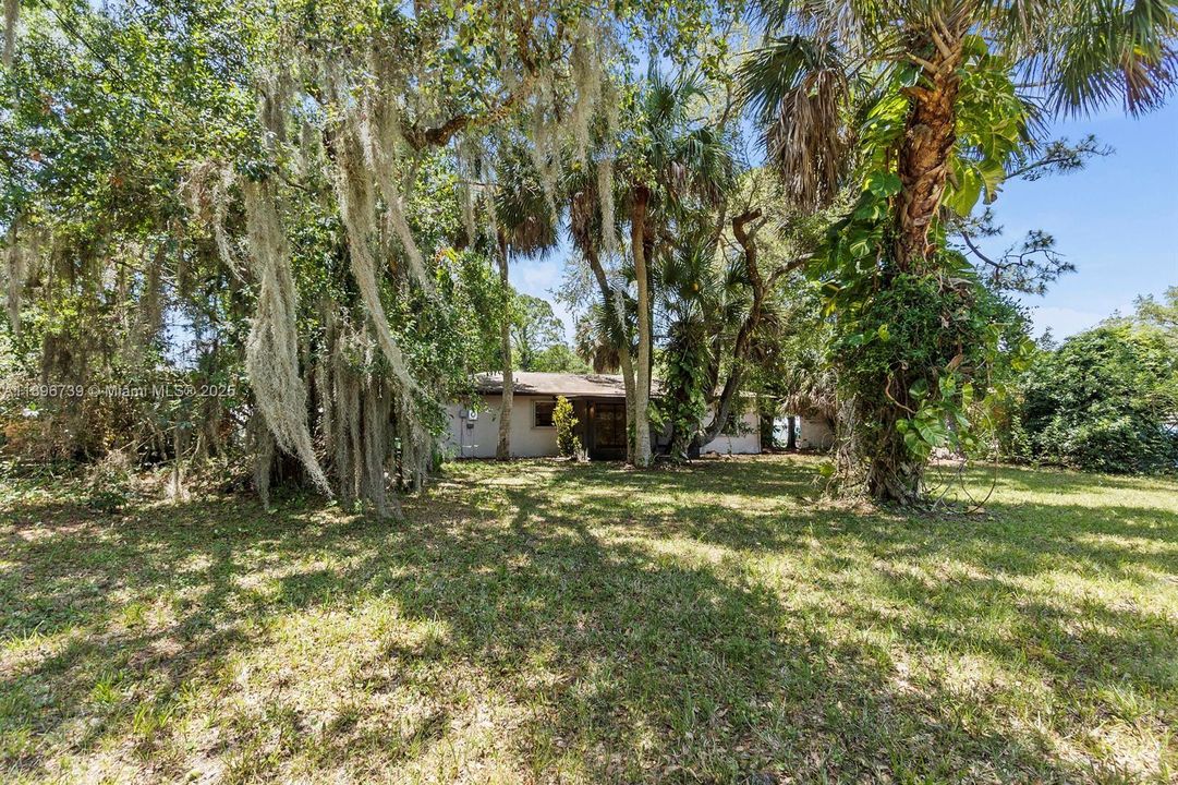 For Sale: $330,000 (2 beds, 1 baths, 864 Square Feet)