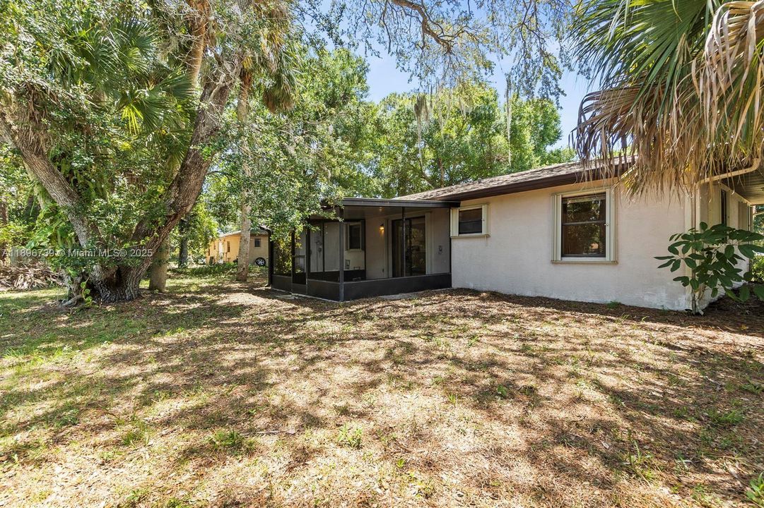 For Sale: $330,000 (2 beds, 1 baths, 864 Square Feet)