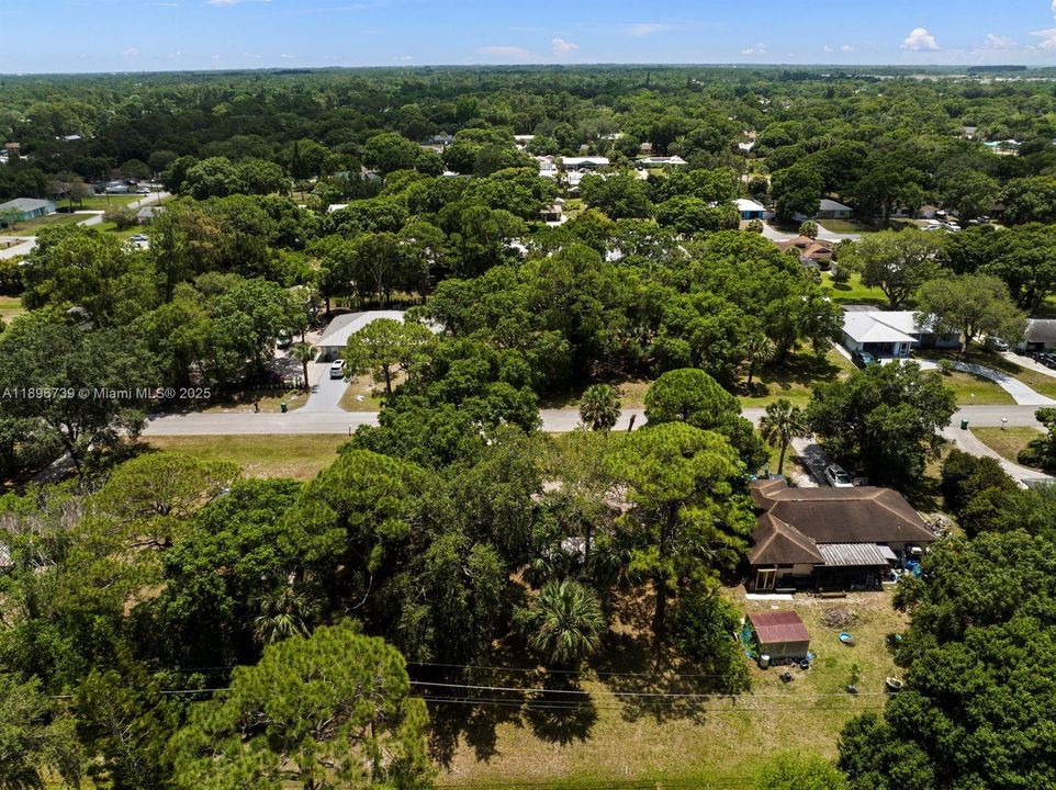 For Sale: $330,000 (2 beds, 1 baths, 864 Square Feet)