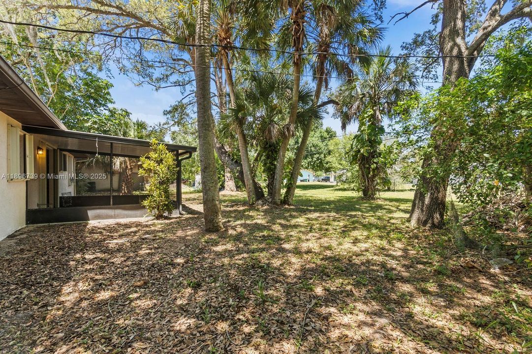 For Sale: $330,000 (2 beds, 1 baths, 864 Square Feet)