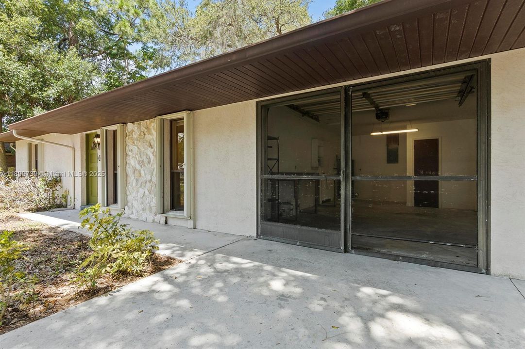 For Sale: $330,000 (2 beds, 1 baths, 864 Square Feet)