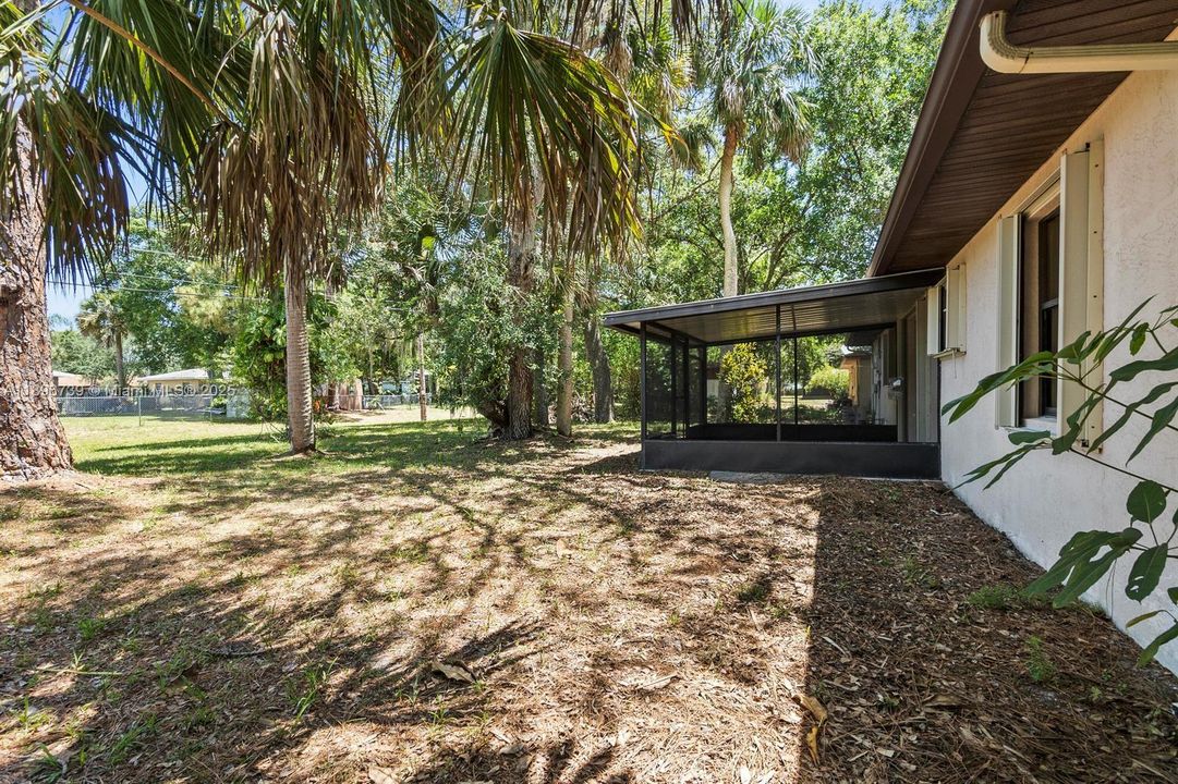 For Sale: $330,000 (2 beds, 1 baths, 864 Square Feet)