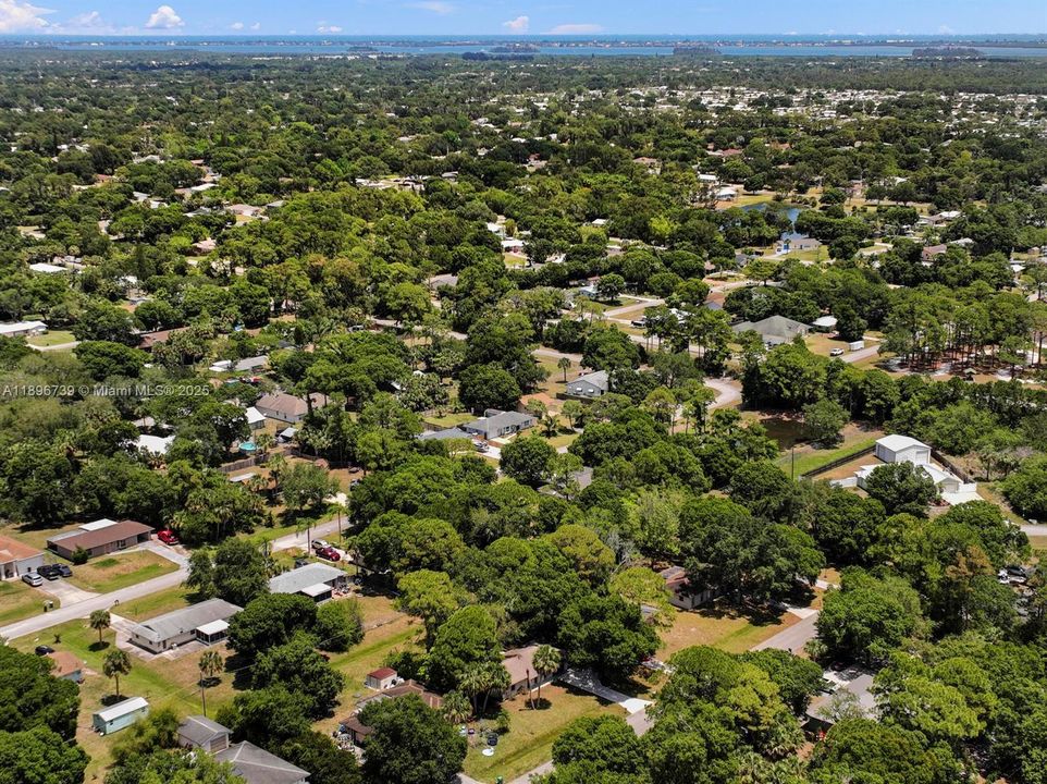 For Sale: $330,000 (2 beds, 1 baths, 864 Square Feet)