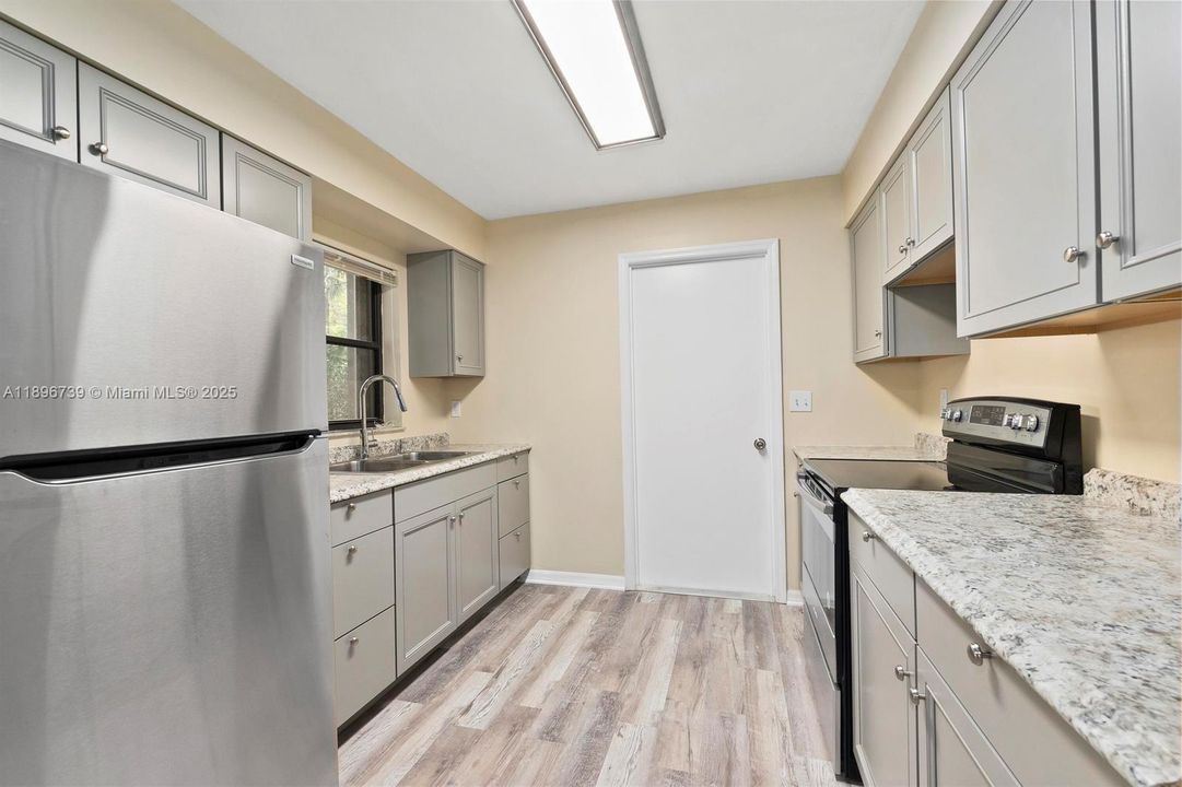 For Sale: $330,000 (2 beds, 1 baths, 864 Square Feet)