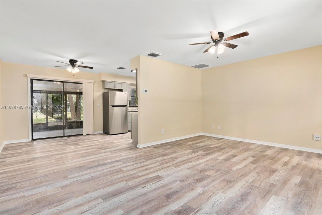 For Sale: $330,000 (2 beds, 1 baths, 864 Square Feet)