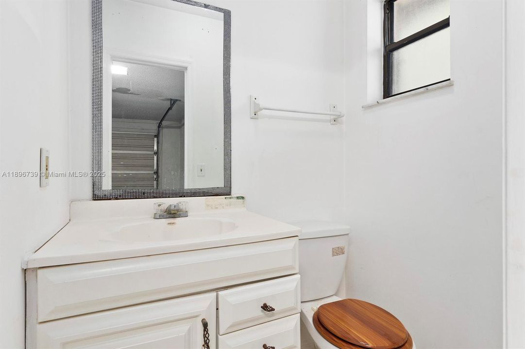 For Sale: $330,000 (2 beds, 1 baths, 864 Square Feet)