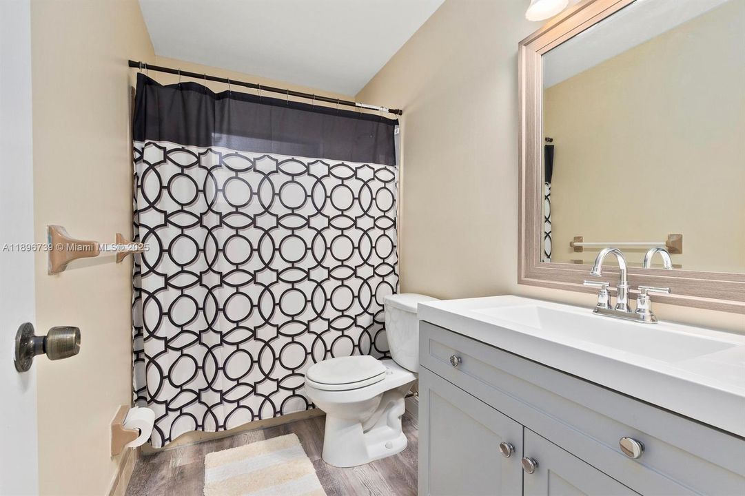 For Sale: $330,000 (2 beds, 1 baths, 864 Square Feet)