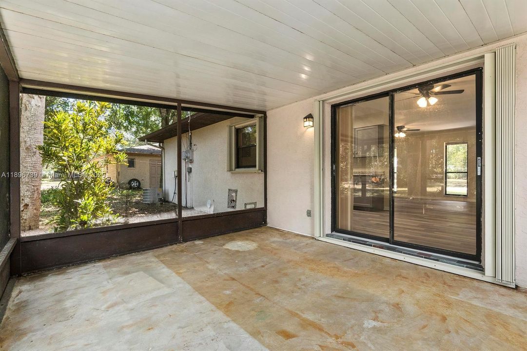 For Sale: $330,000 (2 beds, 1 baths, 864 Square Feet)