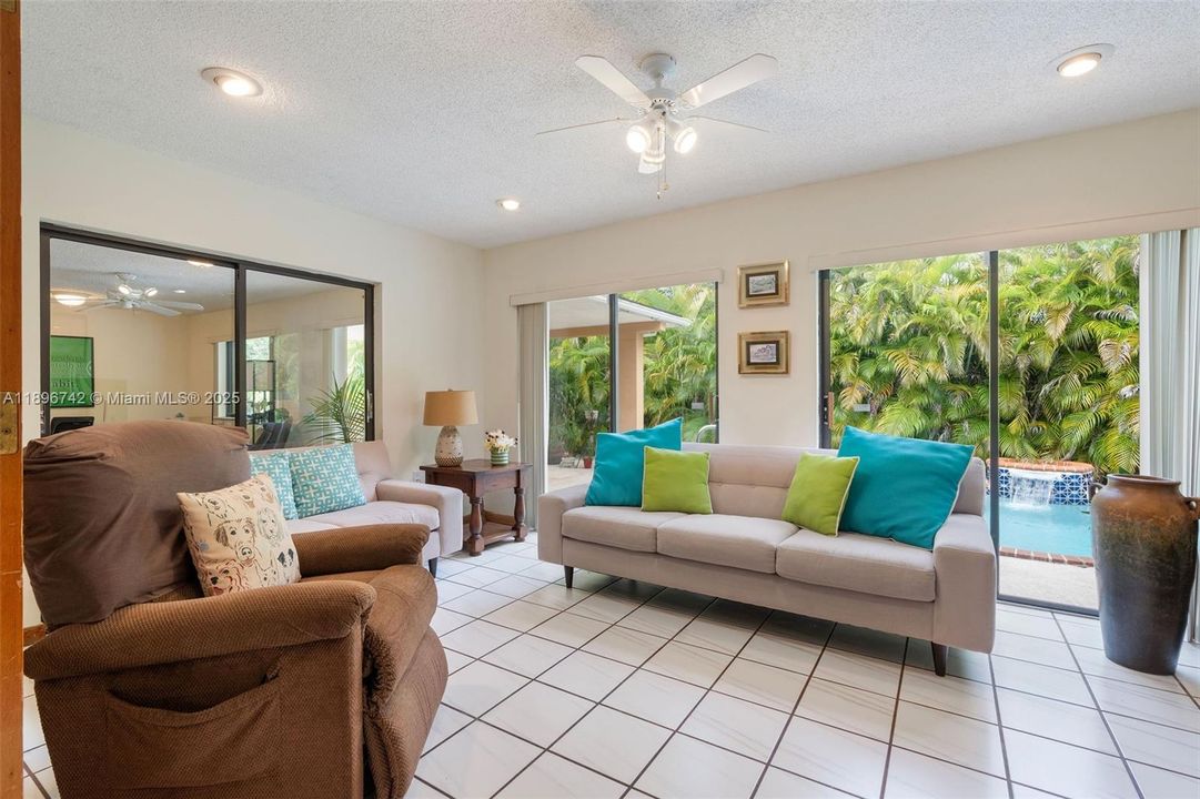 Vendido Recientemente: $939,000 (3 camas, 3 baños, 0 Pies cuadrados)