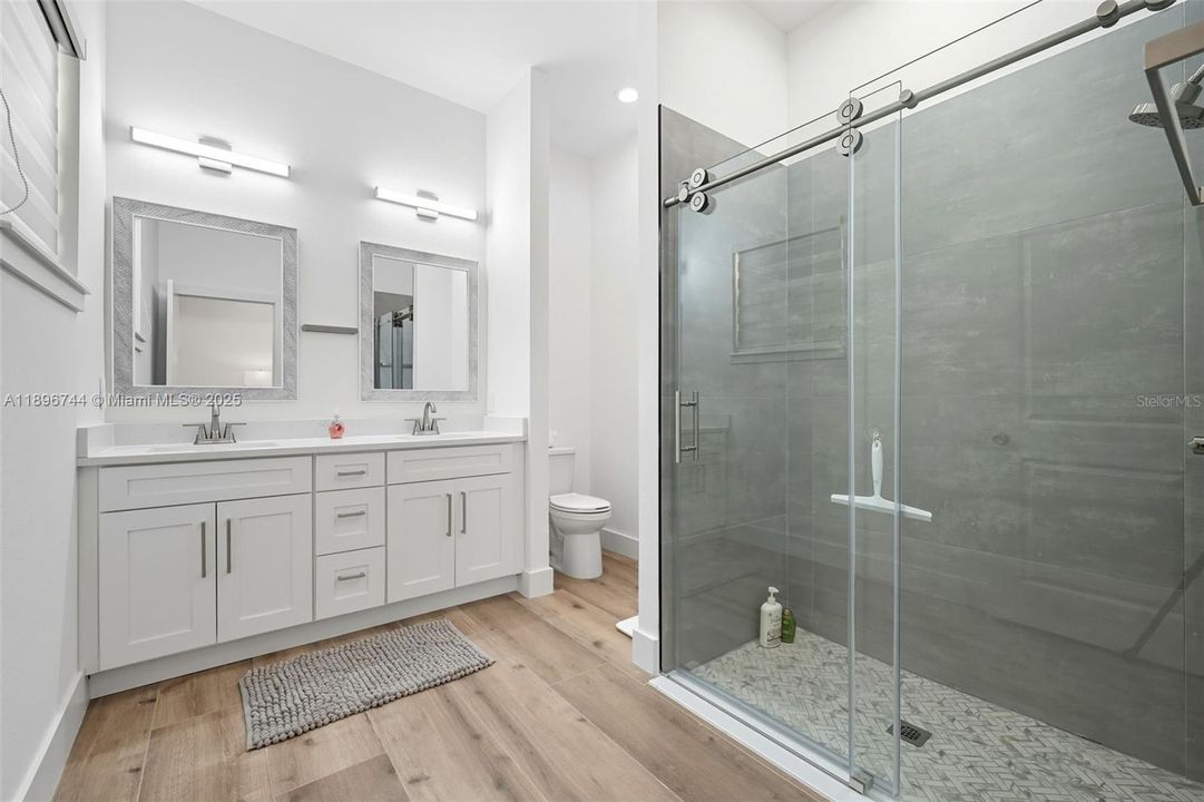 待售: $570,000 (4 贝兹, 2 浴室, 0 平方英尺)