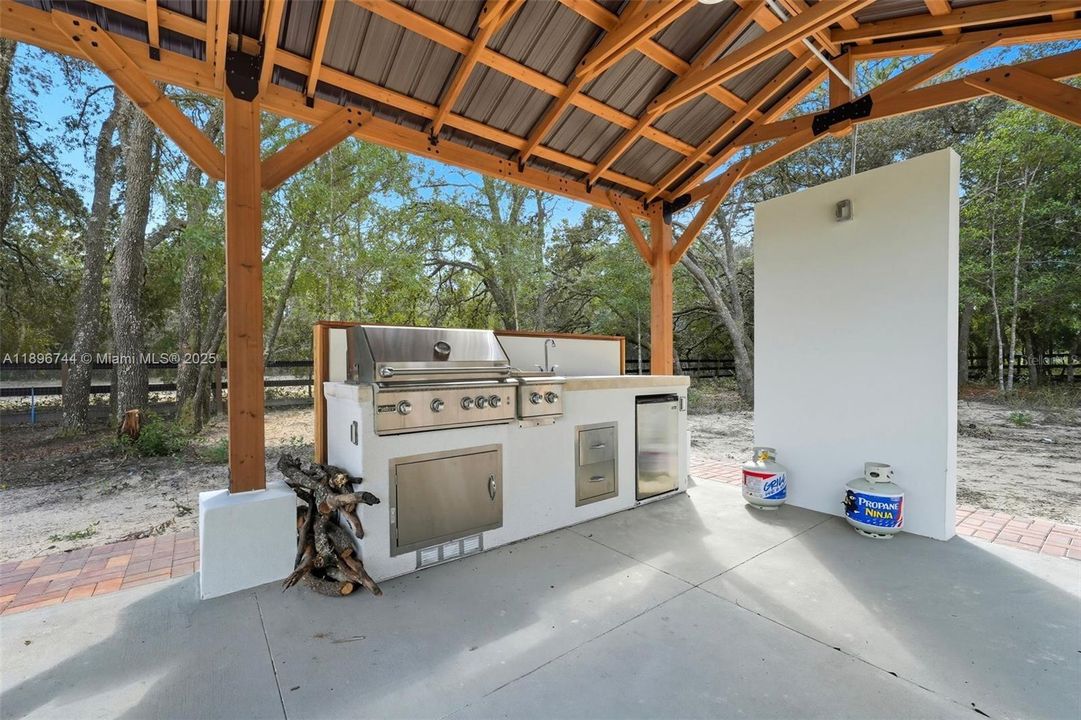 待售: $570,000 (4 贝兹, 2 浴室, 0 平方英尺)