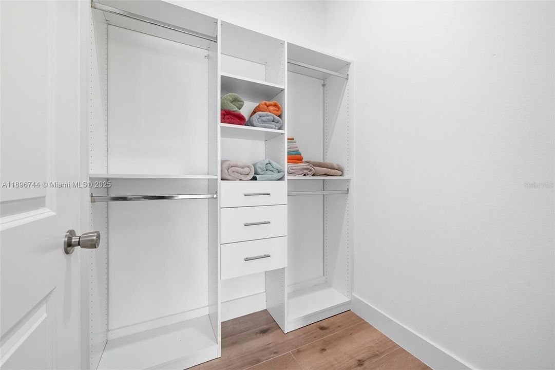 待售: $570,000 (4 贝兹, 2 浴室, 0 平方英尺)