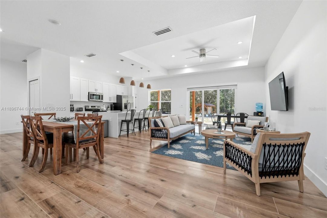 待售: $570,000 (4 贝兹, 2 浴室, 0 平方英尺)