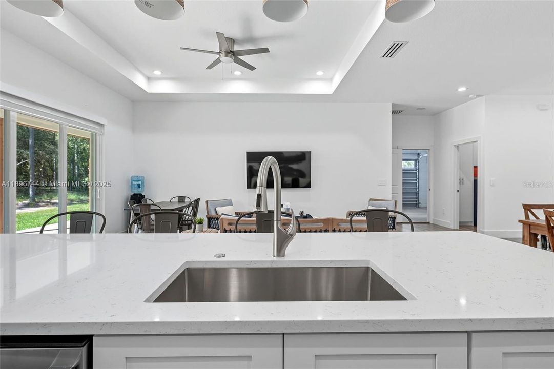 待售: $570,000 (4 贝兹, 2 浴室, 0 平方英尺)