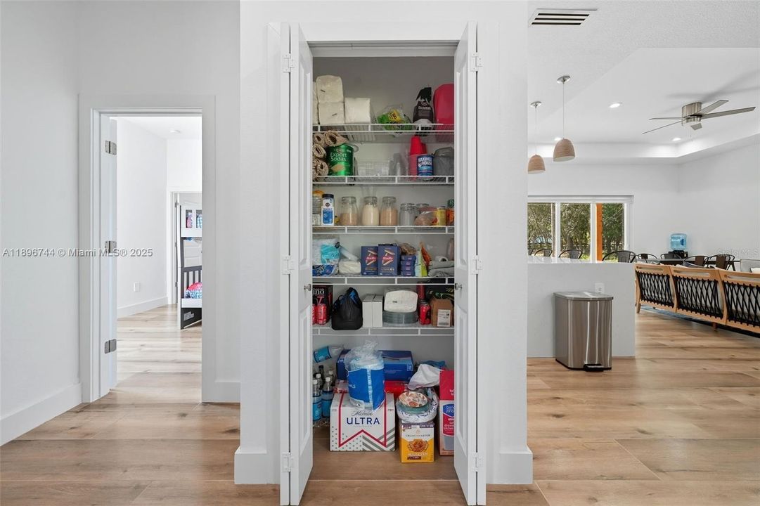 待售: $570,000 (4 贝兹, 2 浴室, 0 平方英尺)