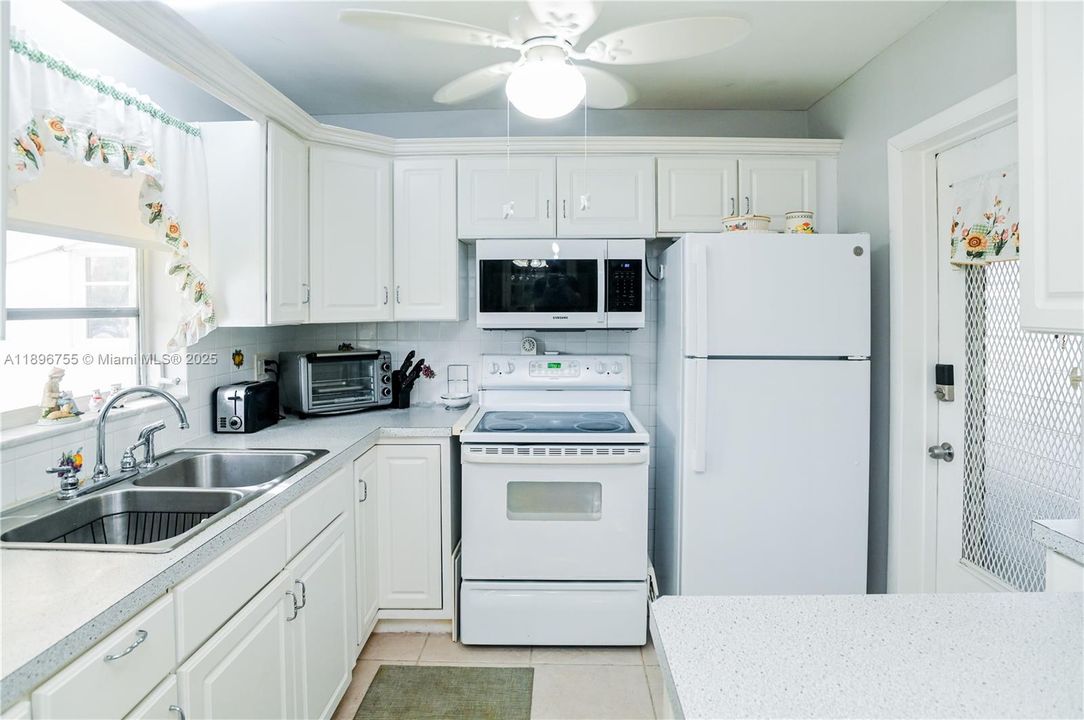 For Sale: $139,900 (2 beds, 2 baths, 968 Square Feet)