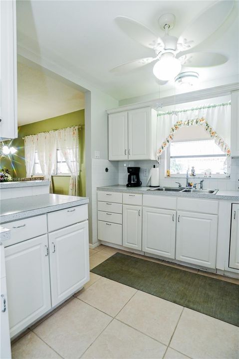 For Sale: $139,900 (2 beds, 2 baths, 968 Square Feet)