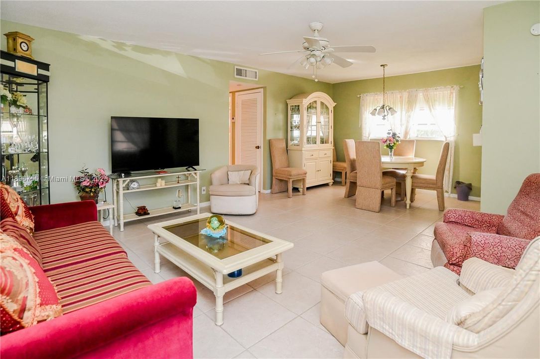 For Sale: $139,900 (2 beds, 2 baths, 968 Square Feet)