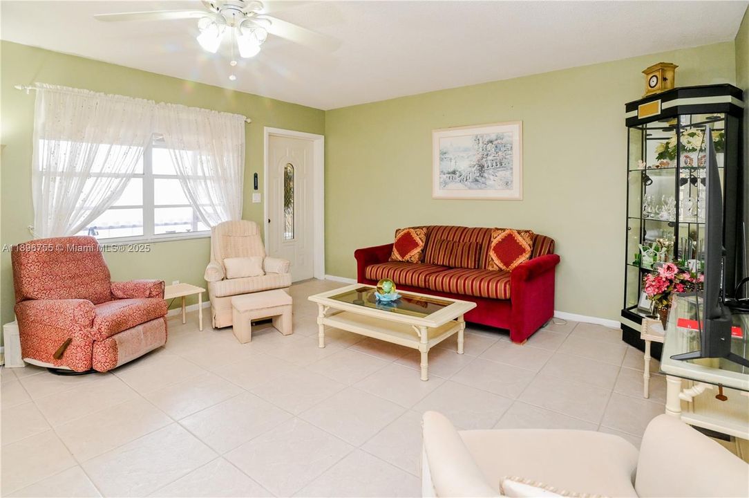 For Sale: $139,900 (2 beds, 2 baths, 968 Square Feet)