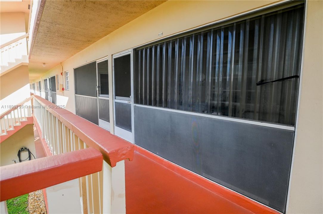 For Sale: $139,900 (2 beds, 2 baths, 968 Square Feet)