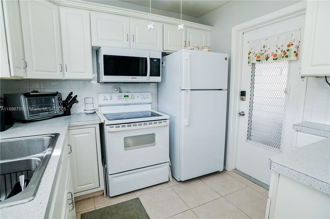 For Sale: $139,900 (2 beds, 2 baths, 968 Square Feet)