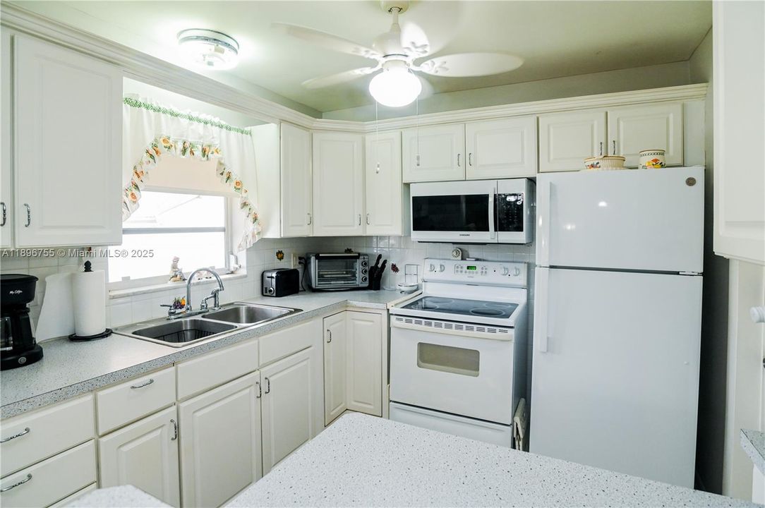 For Sale: $139,900 (2 beds, 2 baths, 968 Square Feet)