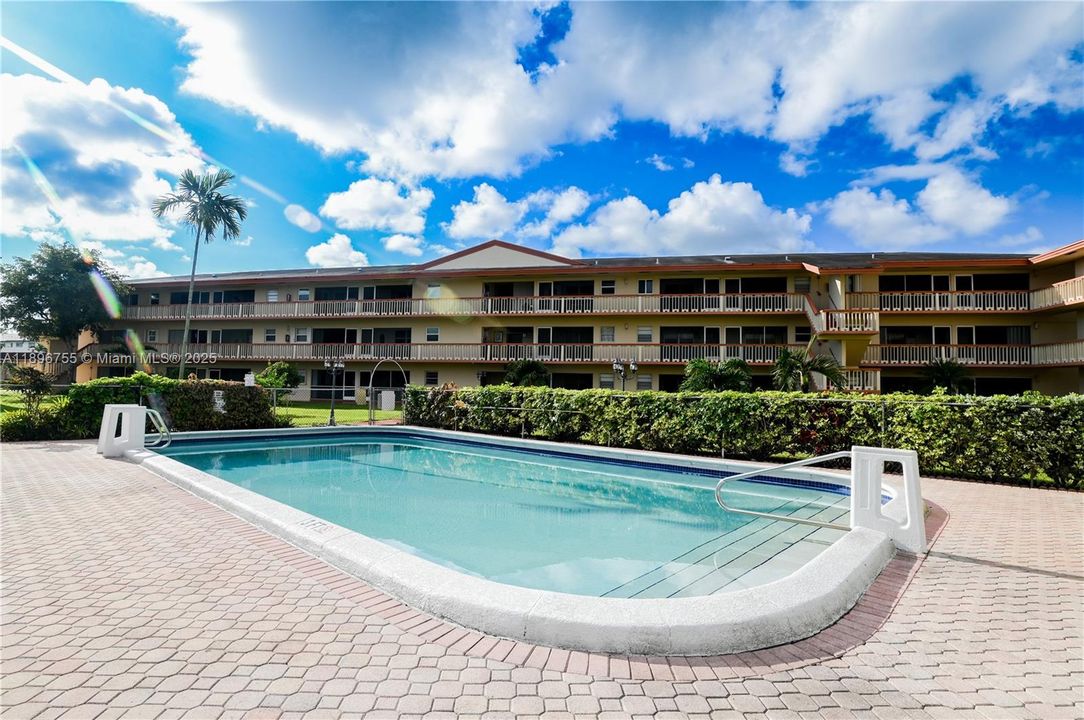 For Sale: $139,900 (2 beds, 2 baths, 968 Square Feet)