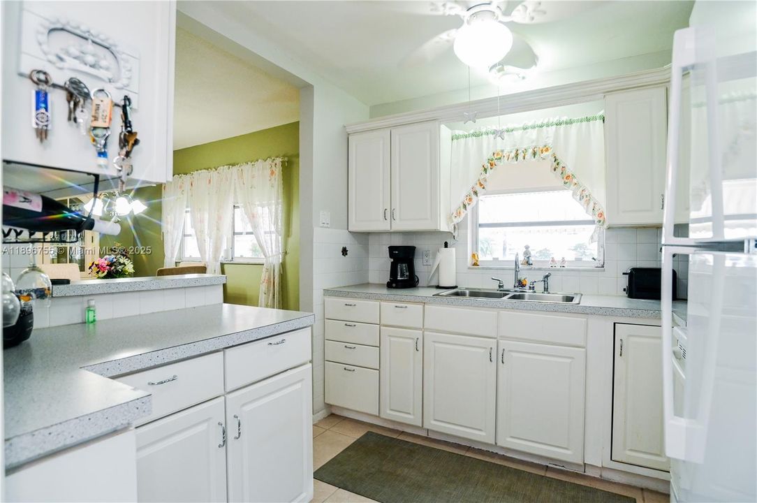 For Sale: $139,900 (2 beds, 2 baths, 968 Square Feet)