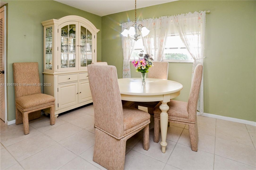 For Sale: $139,900 (2 beds, 2 baths, 968 Square Feet)